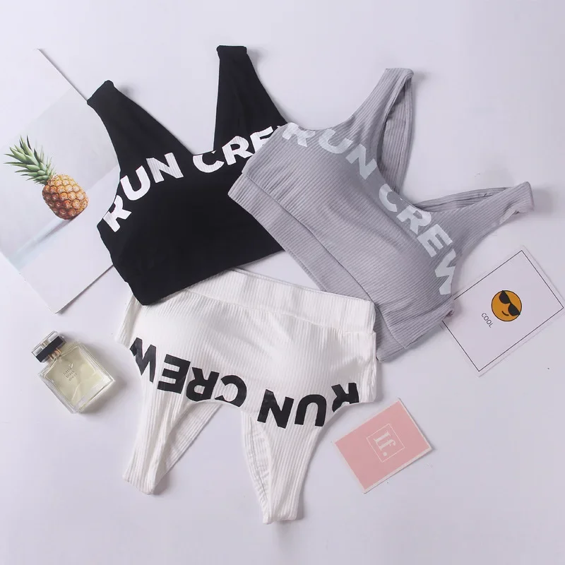 Универсальный спортивный бюстгальтер с буквенным принтом. Удобный