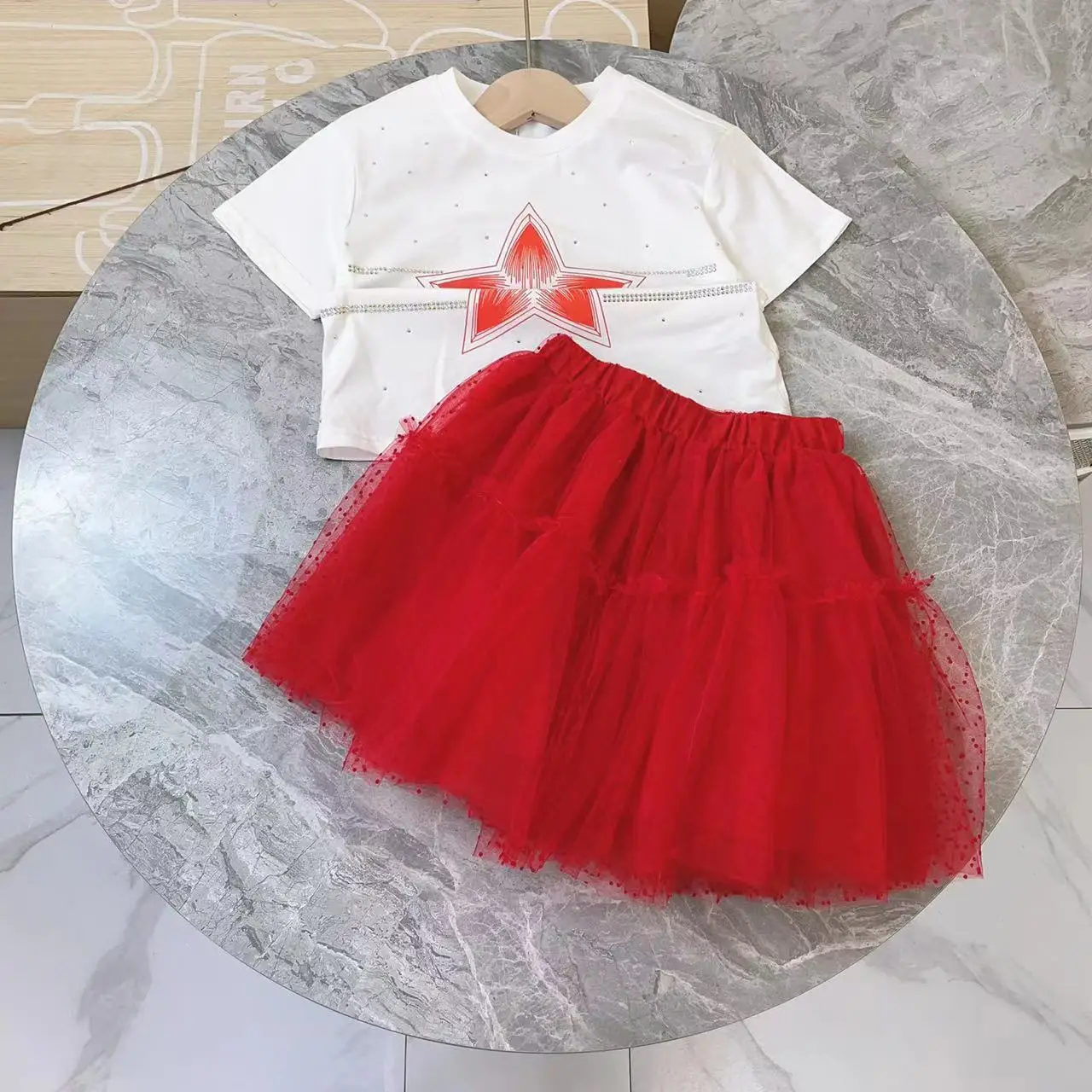 

Дизайнерская детская одежда, Новинка лета 2023, хлопковый пуловер с принтом пентаграммы для девочек, топ с сетчатой милой юбкой, комплект