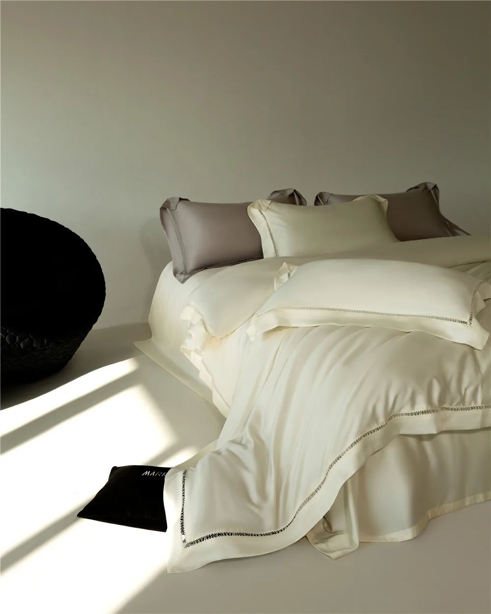 

Summer Simplicity Affordable Luxury Style Tencel Cotton Hollow Lace Corner Matching Pure Color Duvet Cover Silky Bedding