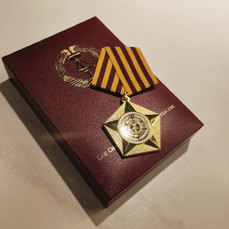 Фото Реплика боевой медали Германной Демократической Республики «Служить народу и Родине», коллекционный предмет. №4