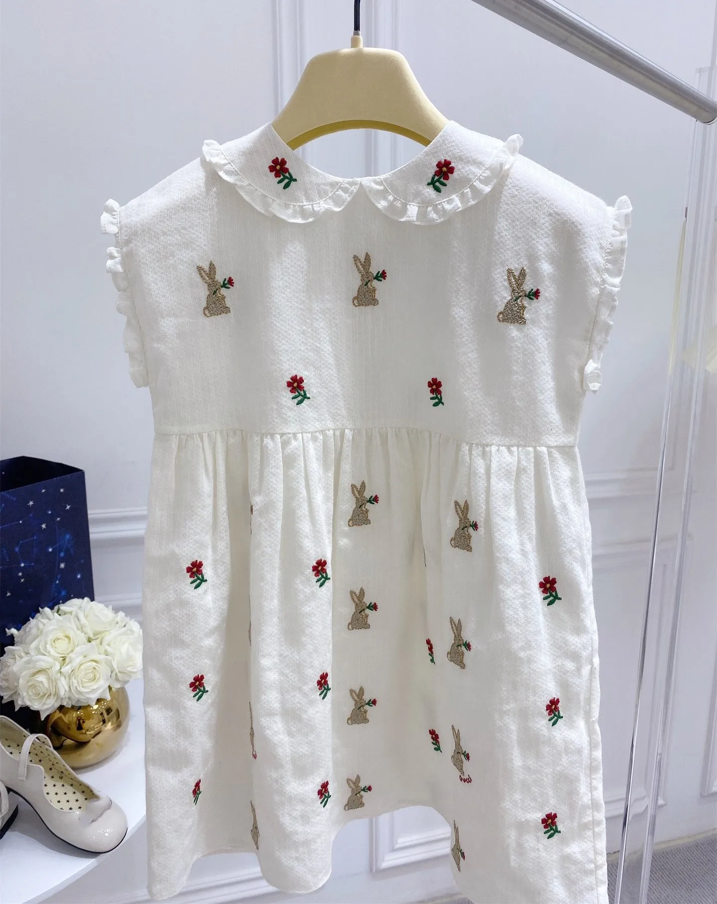 

Женское летнее платье с цветочной вышивкой и коротким рукавом