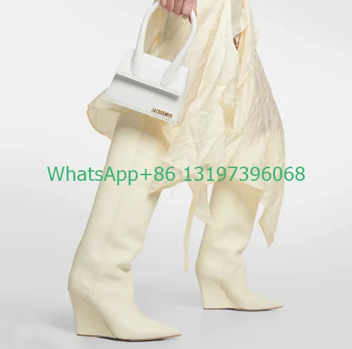 Женские привлекательные сапоги до колена из искусственной кожи на танкетке