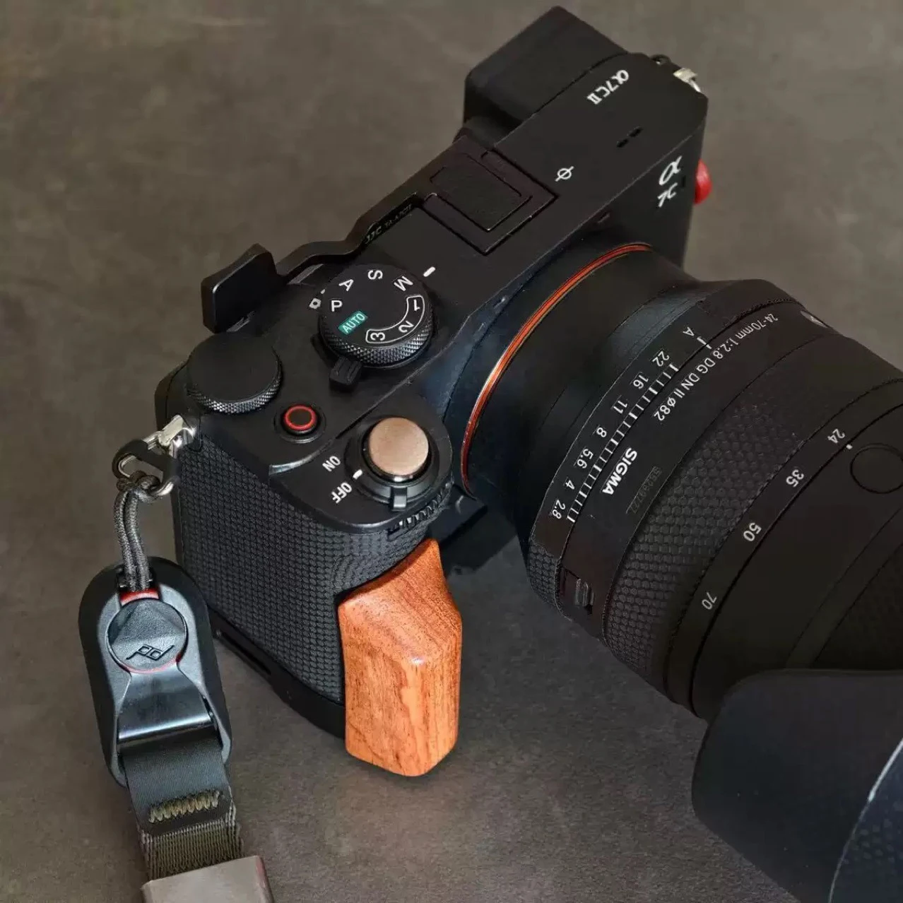 Фото Деревянная рукоятка-держатель L-образной формы для Sony A7CII A7CR, совместимая с быстросъемной пластиной типа Arca, компактная и легкая, для использования на открытом воздухе. №4