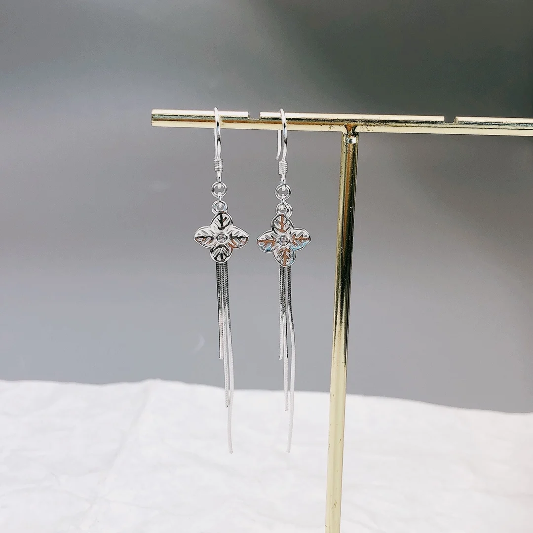 

Simple and fashionable tassel earrings like the note