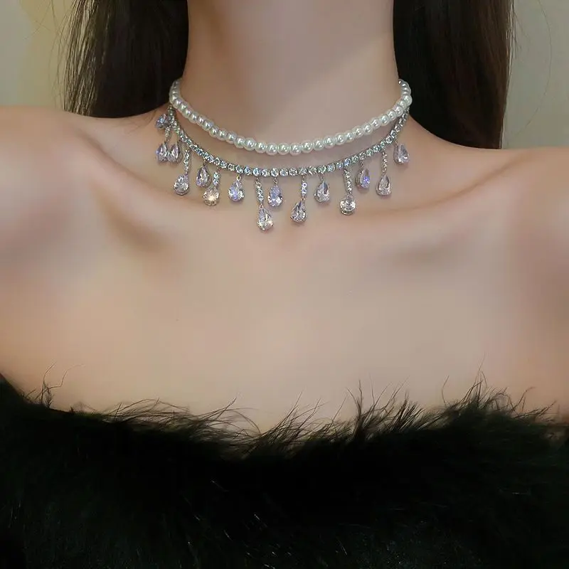 

Комплект из колье и серёг, с кристаллами