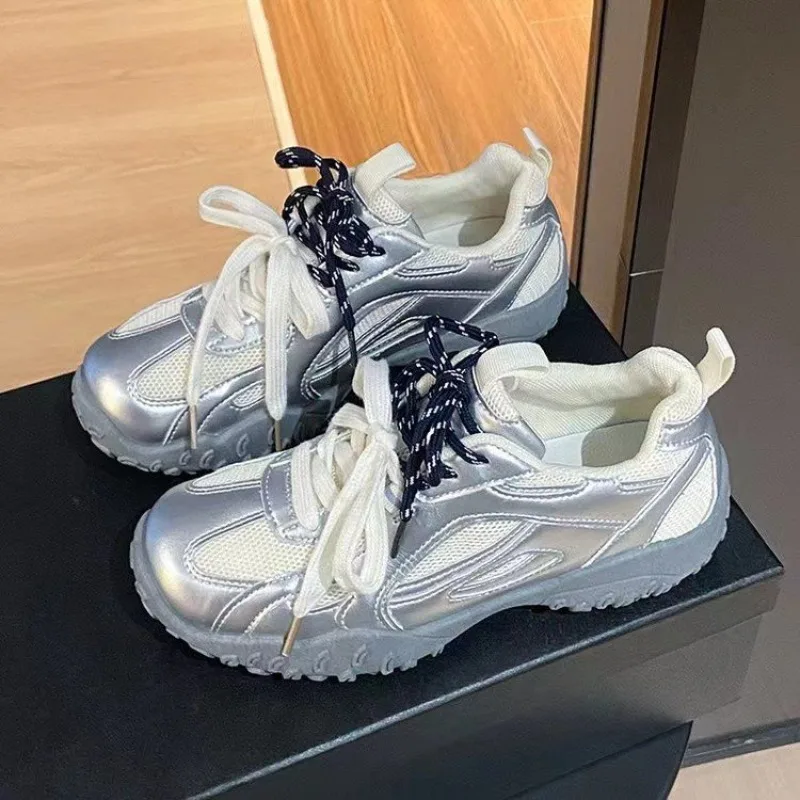 Женские кожаные кроссовки с ремешком