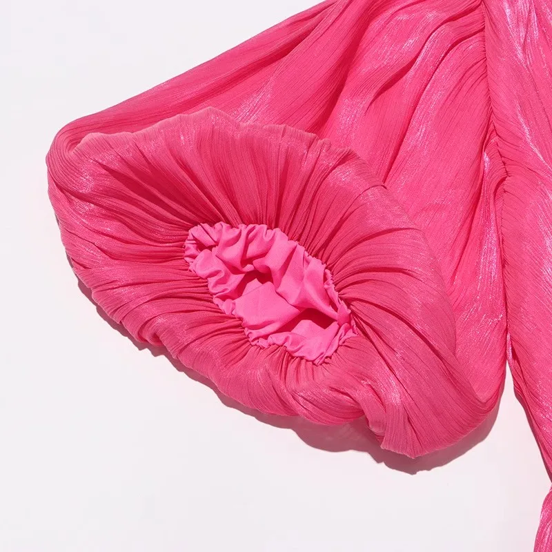 Женское платье с V-образным вырезом пышным рукавом и поясом