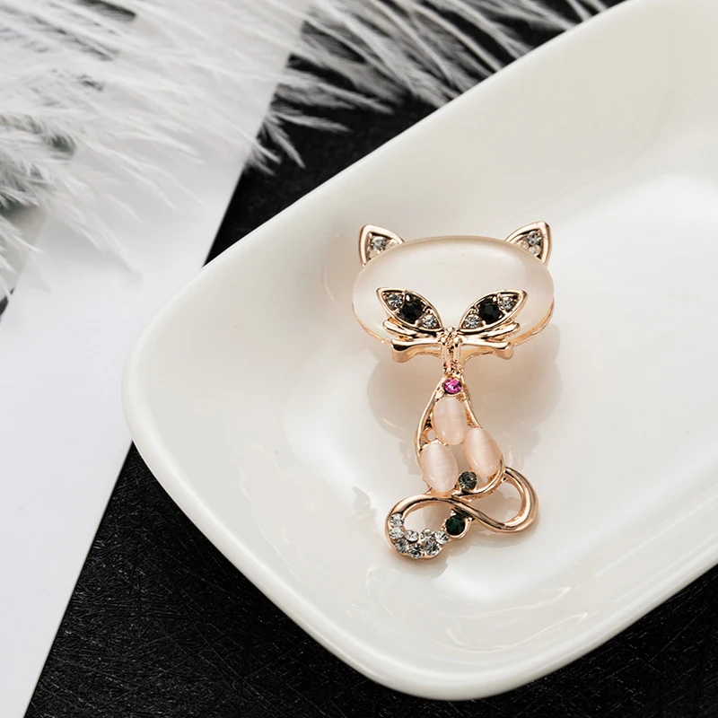 Брошь в виде кошки