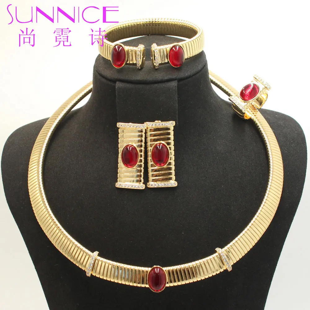 

Комплект женских ювелирных изделий из ожерелья, браслета и кольца