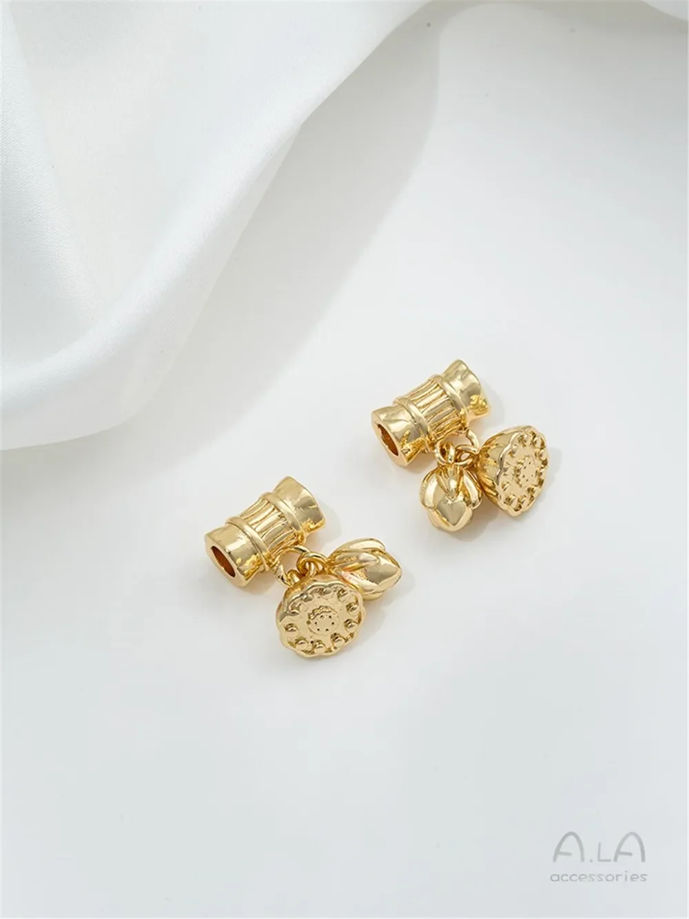 14-каратное золото стручок лотоса с двумя мирами Lucky Cat пчела слоненок колокольчик