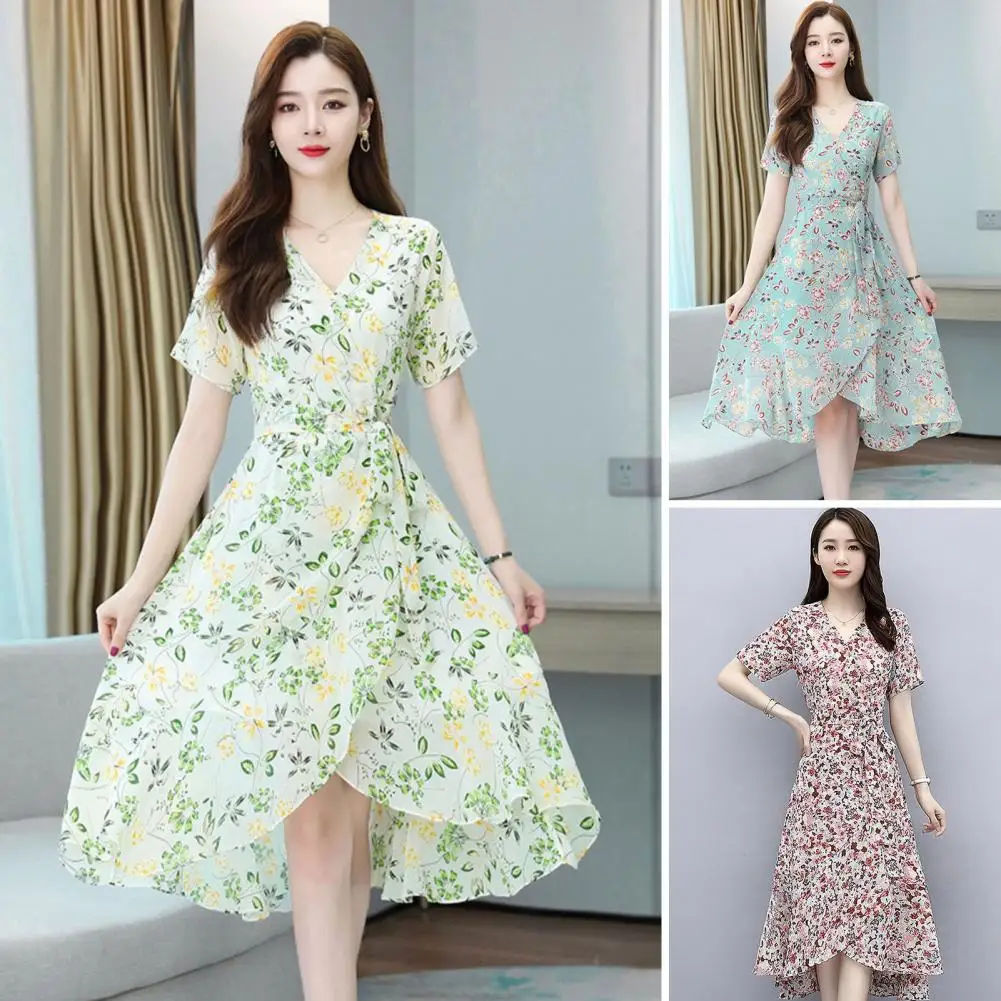 

Женское платье с V-образным вырезом и коротким рукавом