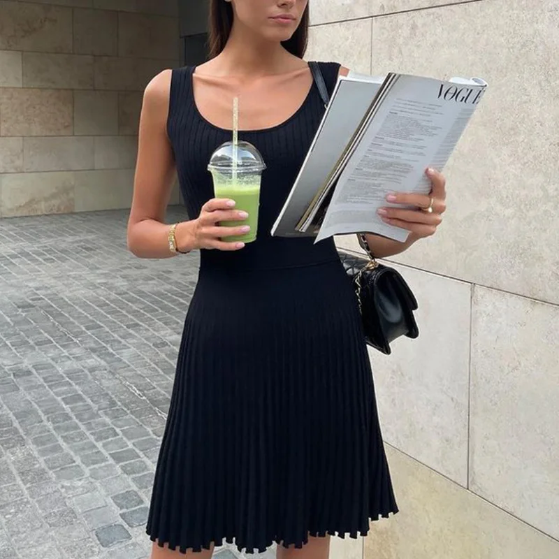 Женское трикотажное плиссированное платье облегающее вечернее с круглым