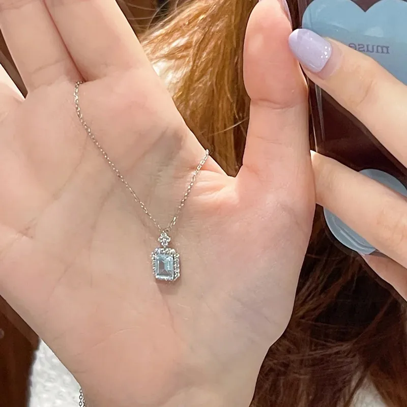 Изысканное женское ожерелье с голубым квадратным кристаллом