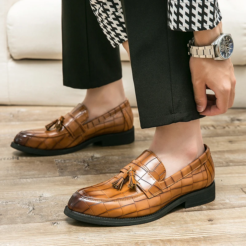 

Men Dress Shoes outdoor Shadow Patent Leather Luxury Fashion Wedding Shoes Men Luxury italian style Shoes men tassel loafers