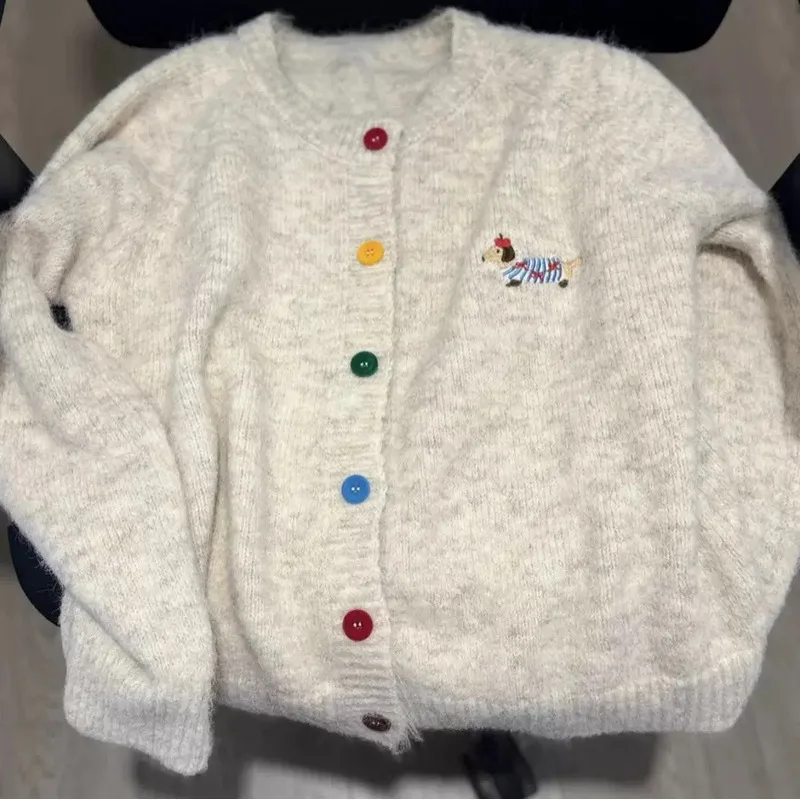 Женская одежда новинка 2024 Осенний вязаный кардиган на цветных пуговицах с