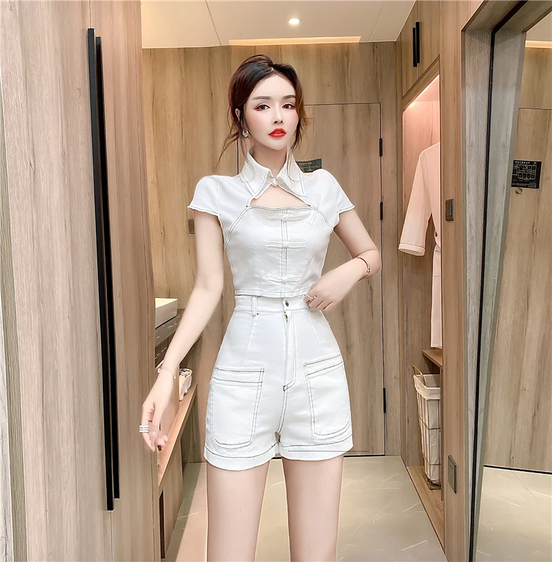 

Женский джинсовый топ с вырезом поло и облегающие шорты, белый комплект из двух предметов, лето 2023