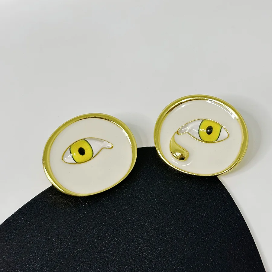 Асимметричные серьги-подвески с дьявольскими следами