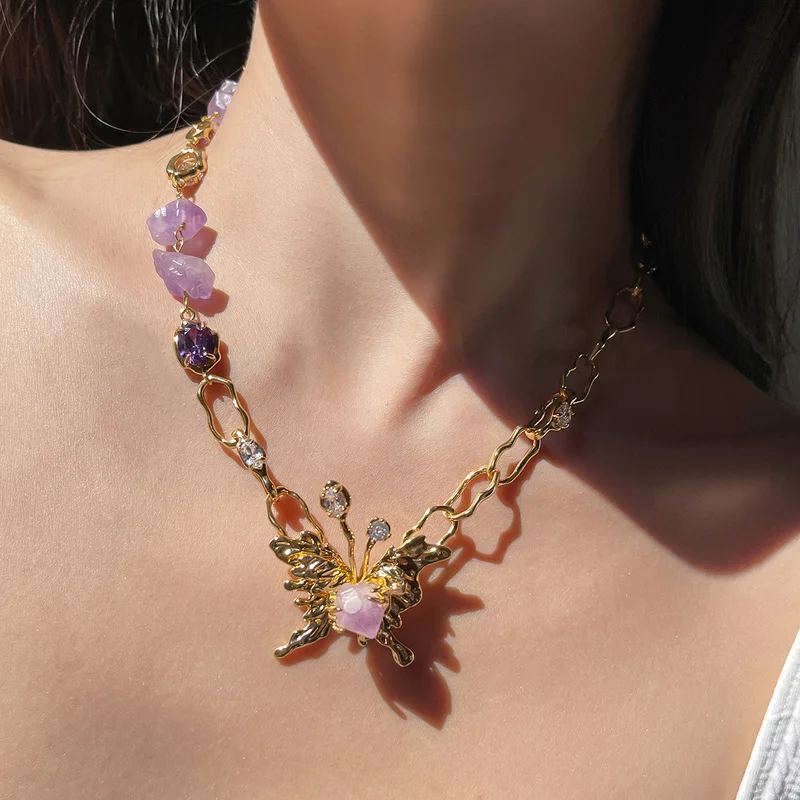 

Женское колье с кристаллами, в стиле панк