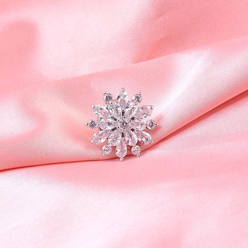 

1pc Fashion Rhinestone Snowflake Brooch Female Shiny Diamond Anti-glare Non-marking Brooch Pin Jewelry Gift