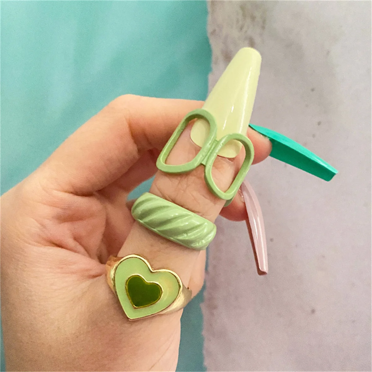 

Vintage Y2K Colorful Enamel Heart Rings Set For Women Fashion Pink Green Chain Irregular Taichi Joint Ring Knuckle Party Jewelry