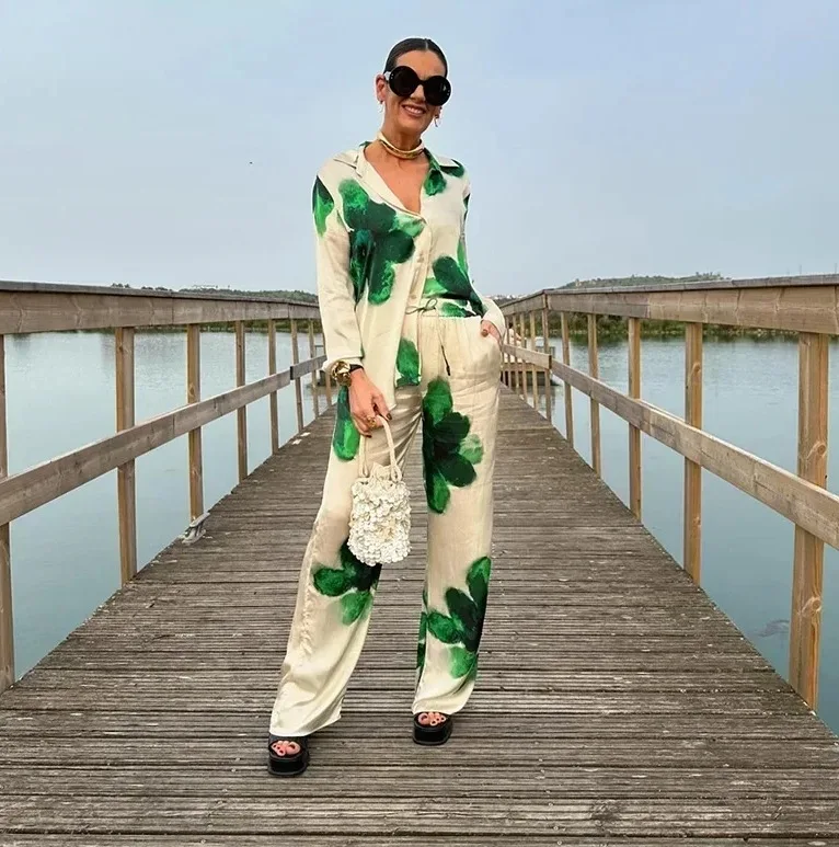 Женский брючный костюм с принтом зеленая синяя рубашка длинным рукавом и