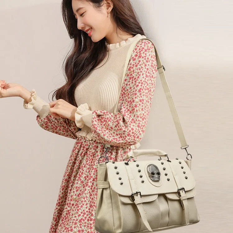 Женская сумочка в стиле панк с заклепками мотоциклетная Диагональная Сумка