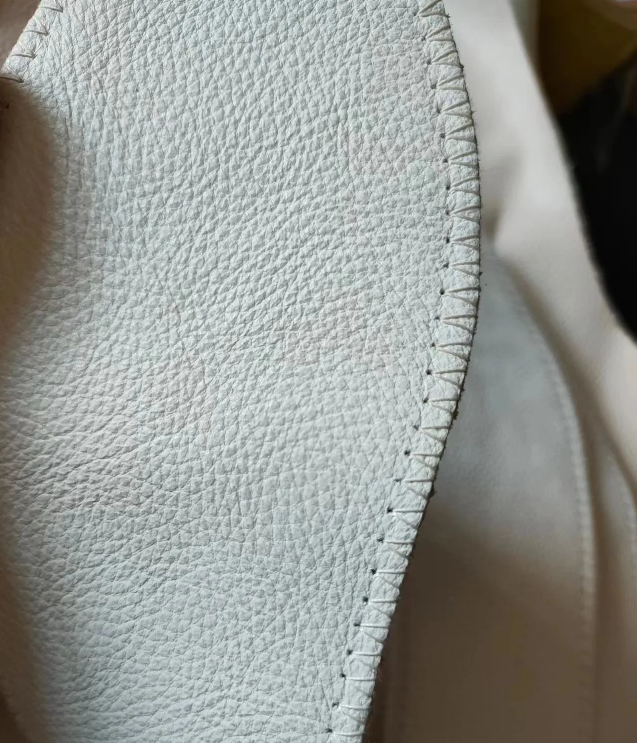 Hand-stitched pure cowhide insoles absorb sweat, breathable and odourproof