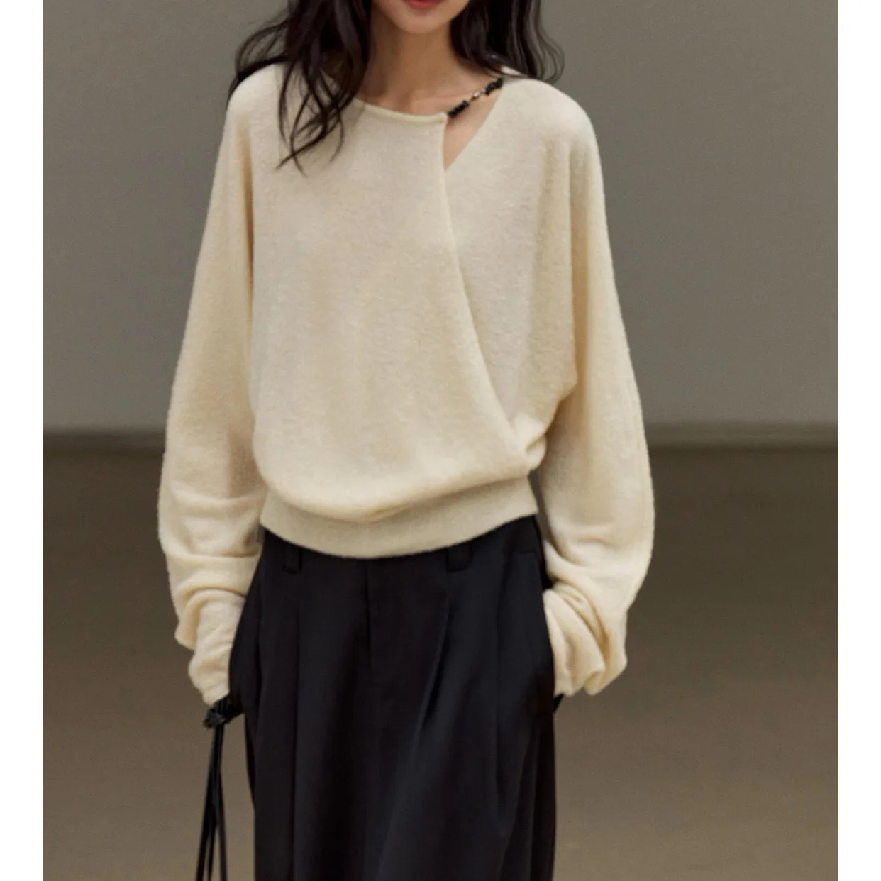 UMI MAO Асимметричный топ со сложенной пряжкой-цепочкой из черного агата и