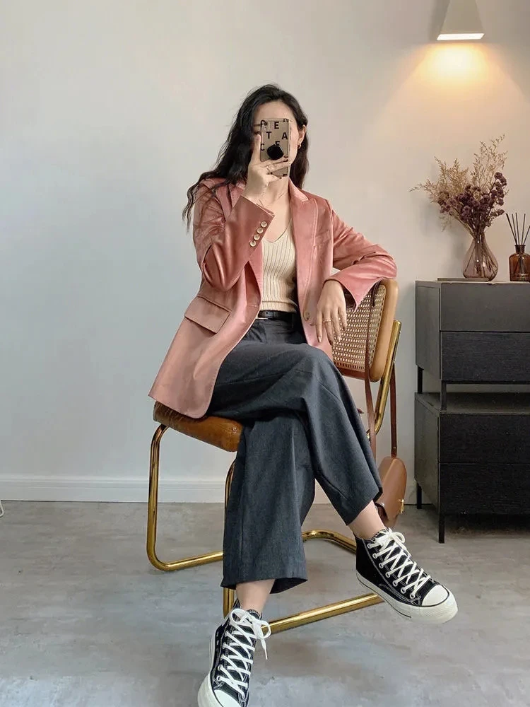 Женский вельветовый пиджак на одной пуговице розовый с длинными рукавами