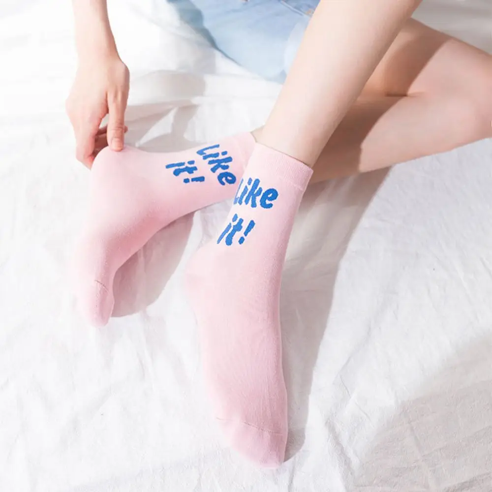 

Модные хлопковые носки с надписью, спортивные дышащие женские носки средней длины для девочек, повседневные хипстерские короткие носки в с...