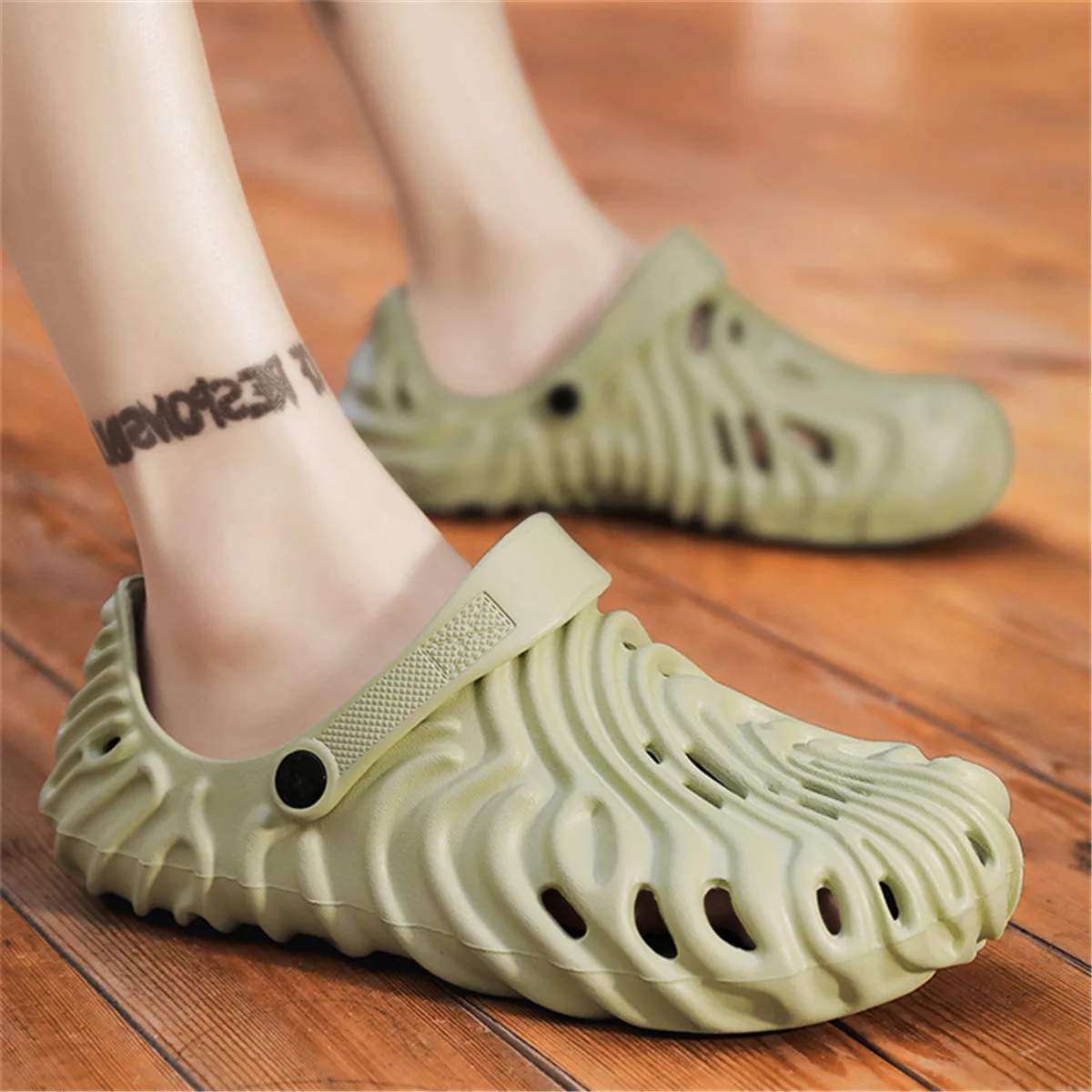 Breathable Slippers Women Outdoor Clogs Thick Sole Beach Sandals Fashion Men EVA Non-slip Home Garden Hole Shoes Couple Slides