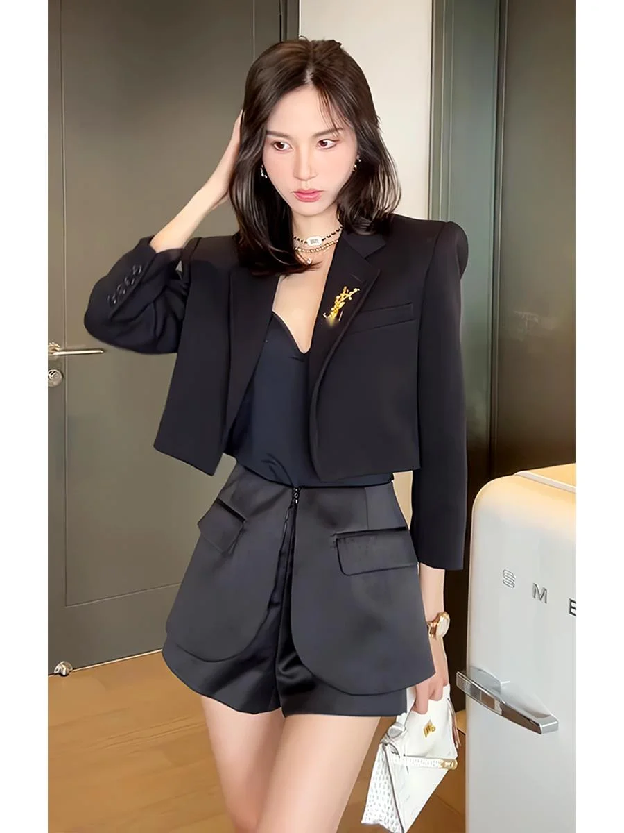 

Куртка женская короткая черная с наплечниками, F0O1