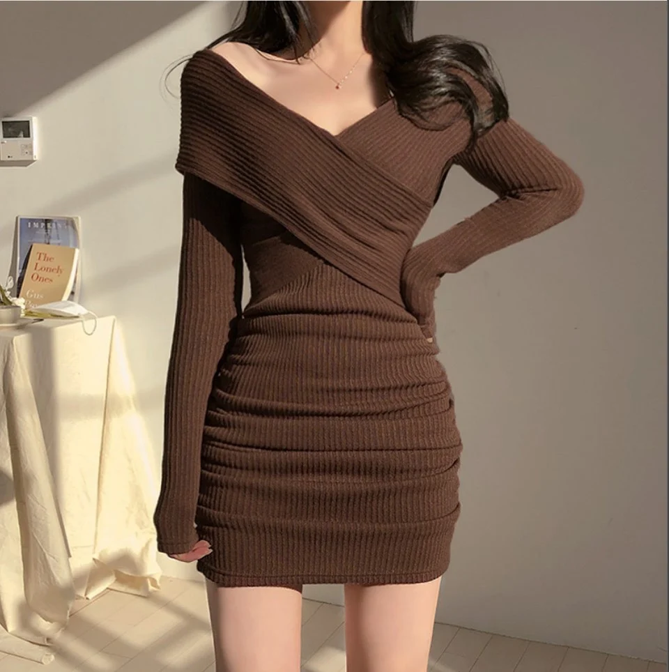 

South Korea chic retro crossover v-neck dew collarbone cultivate one's morality show thin waist receive package hip knit dress