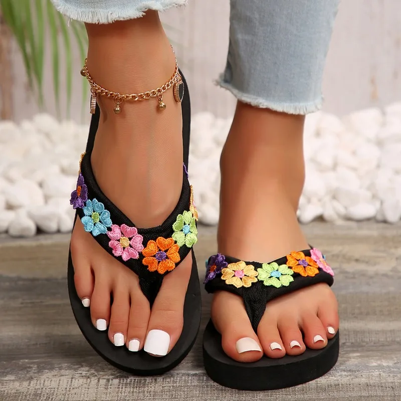 Женские шлепанцы на платформе круглый носок Цветочная вышивка танкетка летняя