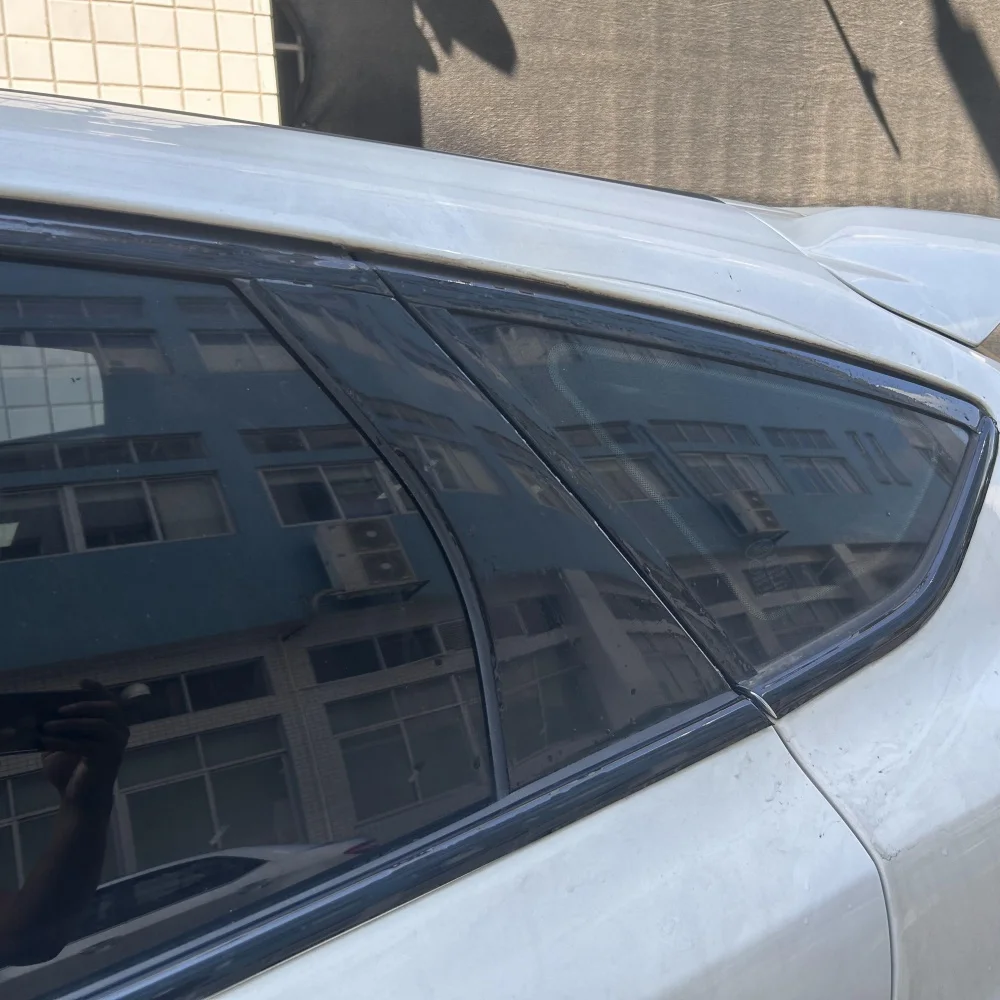 Фото Хромированная наклейка на окно для Ford Focus 2012-2018 глянцевая/кованая черная внешняя наклейка из углеродного волокна №3