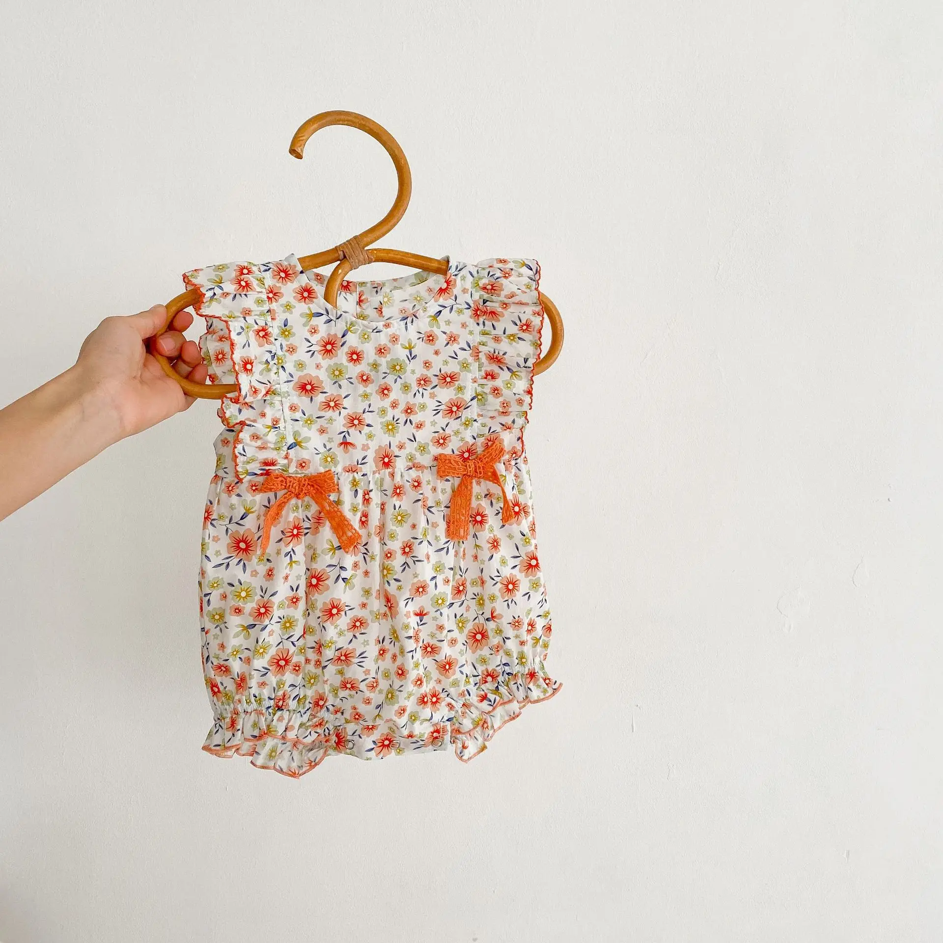 

Цветочный комбинезон для маленьких девочек