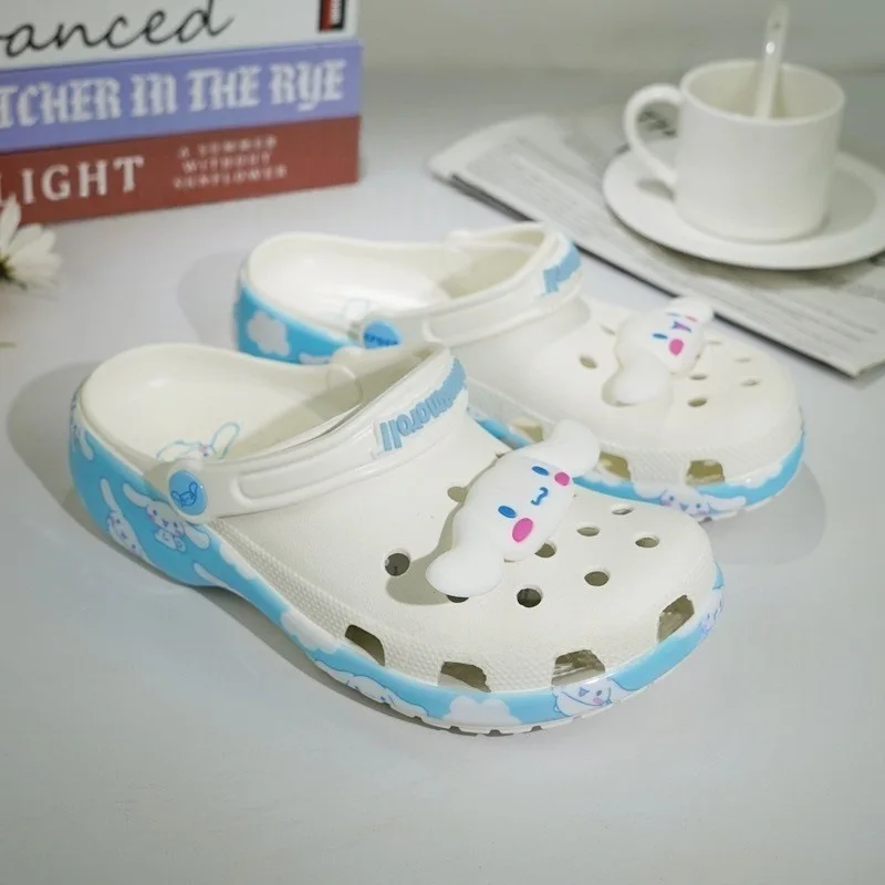 Фото Мультяшные сабо Melody Cinnamoroll, аниме-тапочки для девочек, пляжные сабо с отверстиями, мягкие нескользящие садовые туфли, детские сандалии для бассейна и улицы. №2