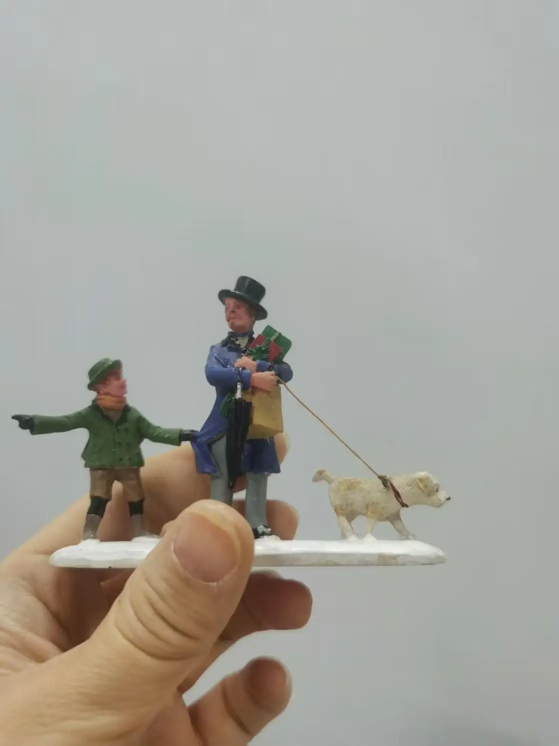 

Фигурка из смолы собачка