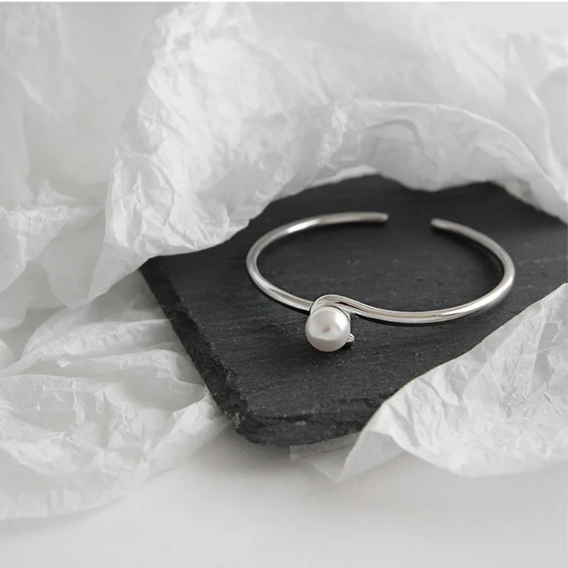 Женский серебряный браслет в минималистическом стиле