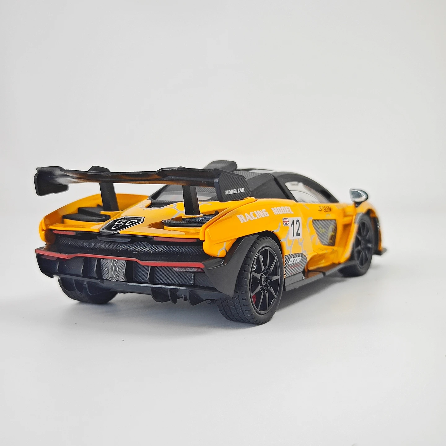 Фото Масштабная модель автомобиля McLaren Senna 1:24, окрашенная, из сплава, с открывающимися дверями, звуковыми и световыми эффектами, подарок для любителей суперкаров. №2