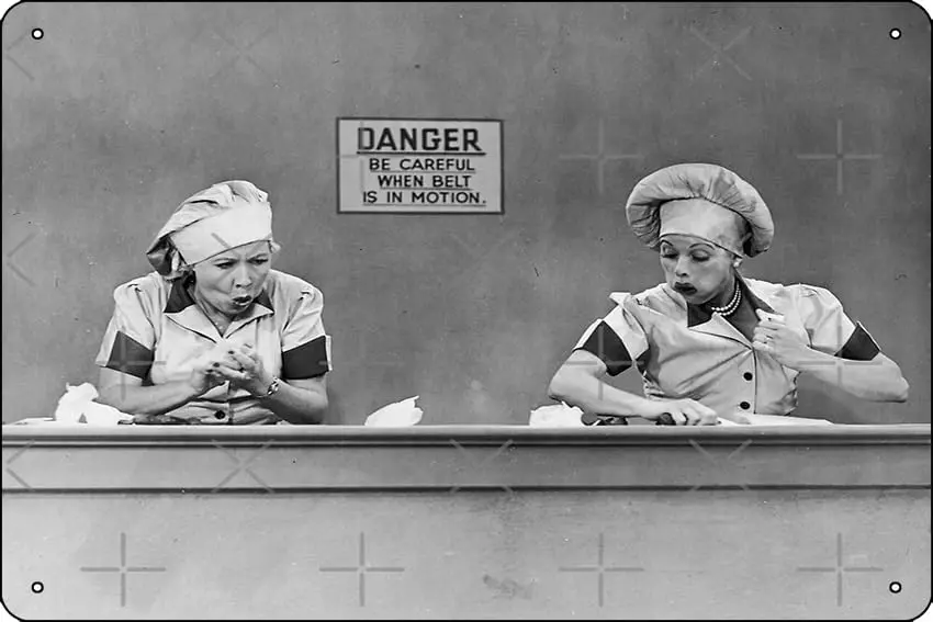 Люсильский шар и Вивиан Вэнс в шоколадной фабрике постер металлическая жестяная