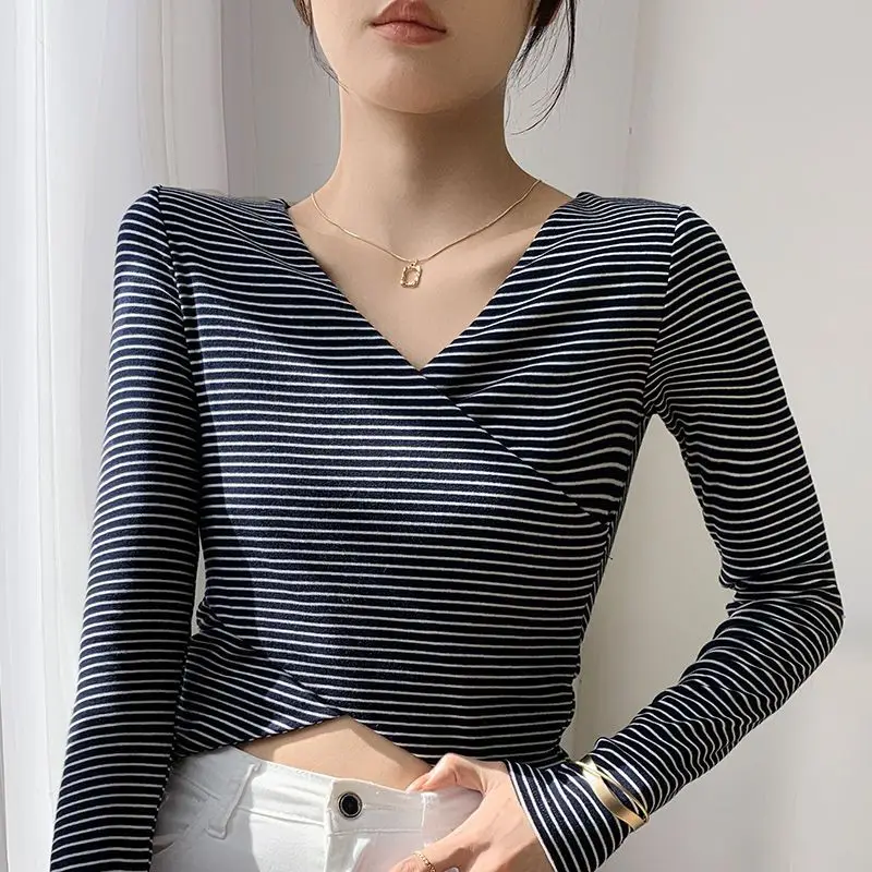 

Retro Striped V-neck Long-sleeved T-shirt Women's Autumn Irregular Chic Beautiful Short Top