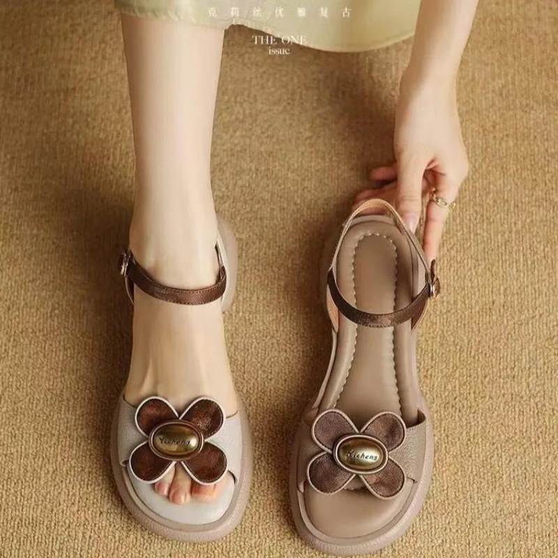 Летние сандалии с открытым носком на блочном каблуке милыми цветами женские