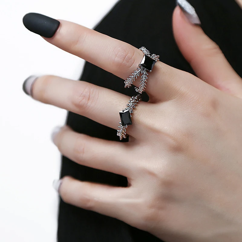 

Niche Design Black Ashlar Shaped Ring for Women New Fashion Sqaure Zircon Sweet Cool Girl Hip Hop Punk Finger Ring Retro Jewelry