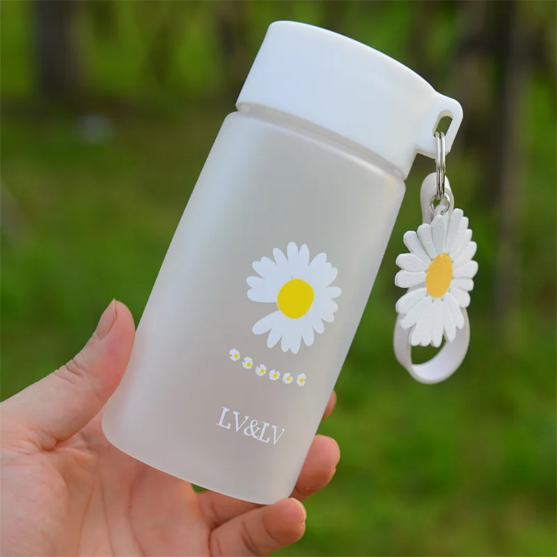 

500ml Small Daisy Plastic Cute Water Bottles BPA Free Frosted Water Bottle with Portable Rope Travel Tea Cup Kitchen Items