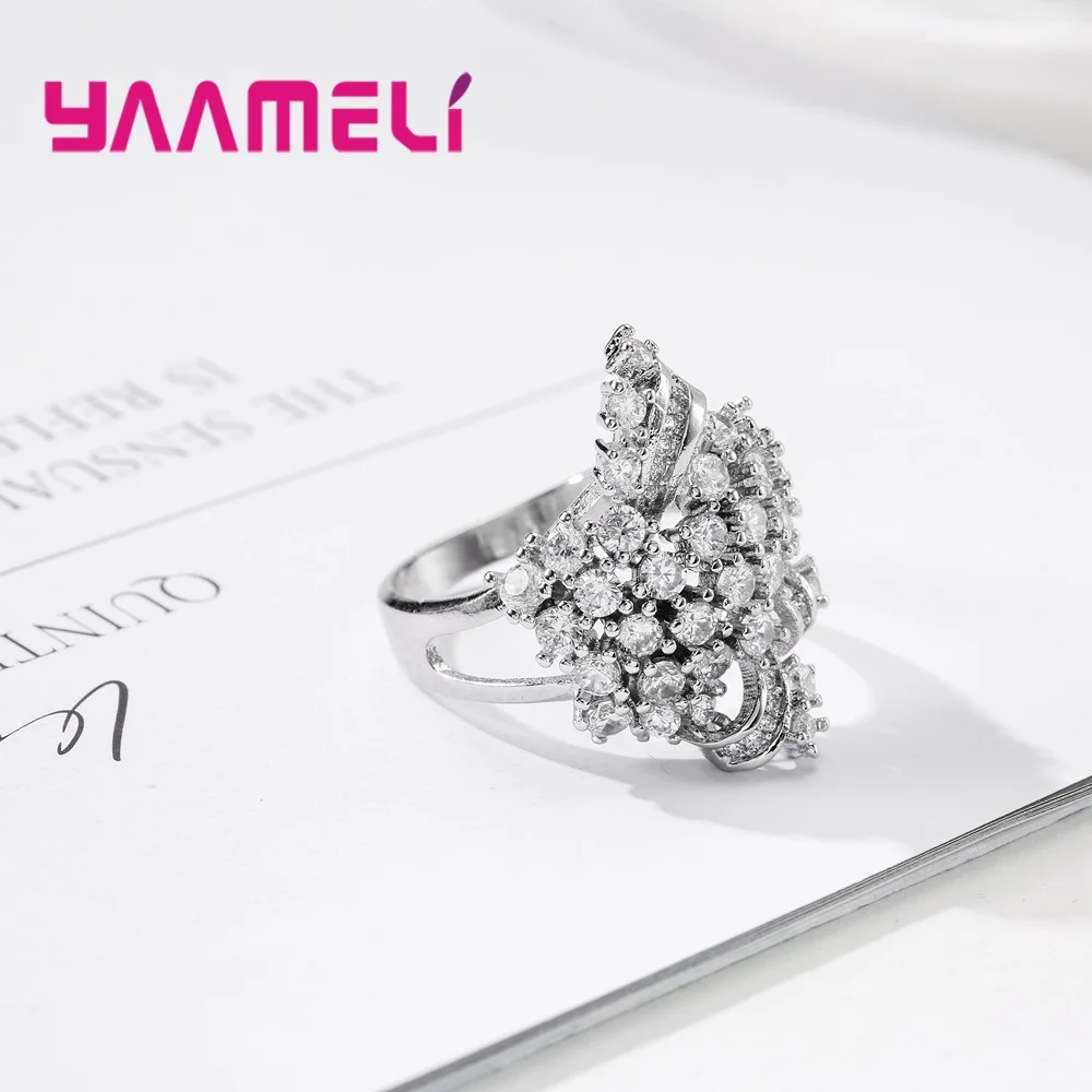 Женское кольцо из серебра 925 пробы с фианитами