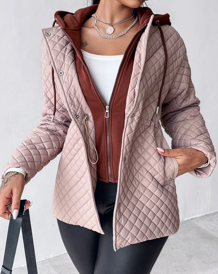 Женское пальто из двух предметов с капюшоном разноцветным узором ромбиками и