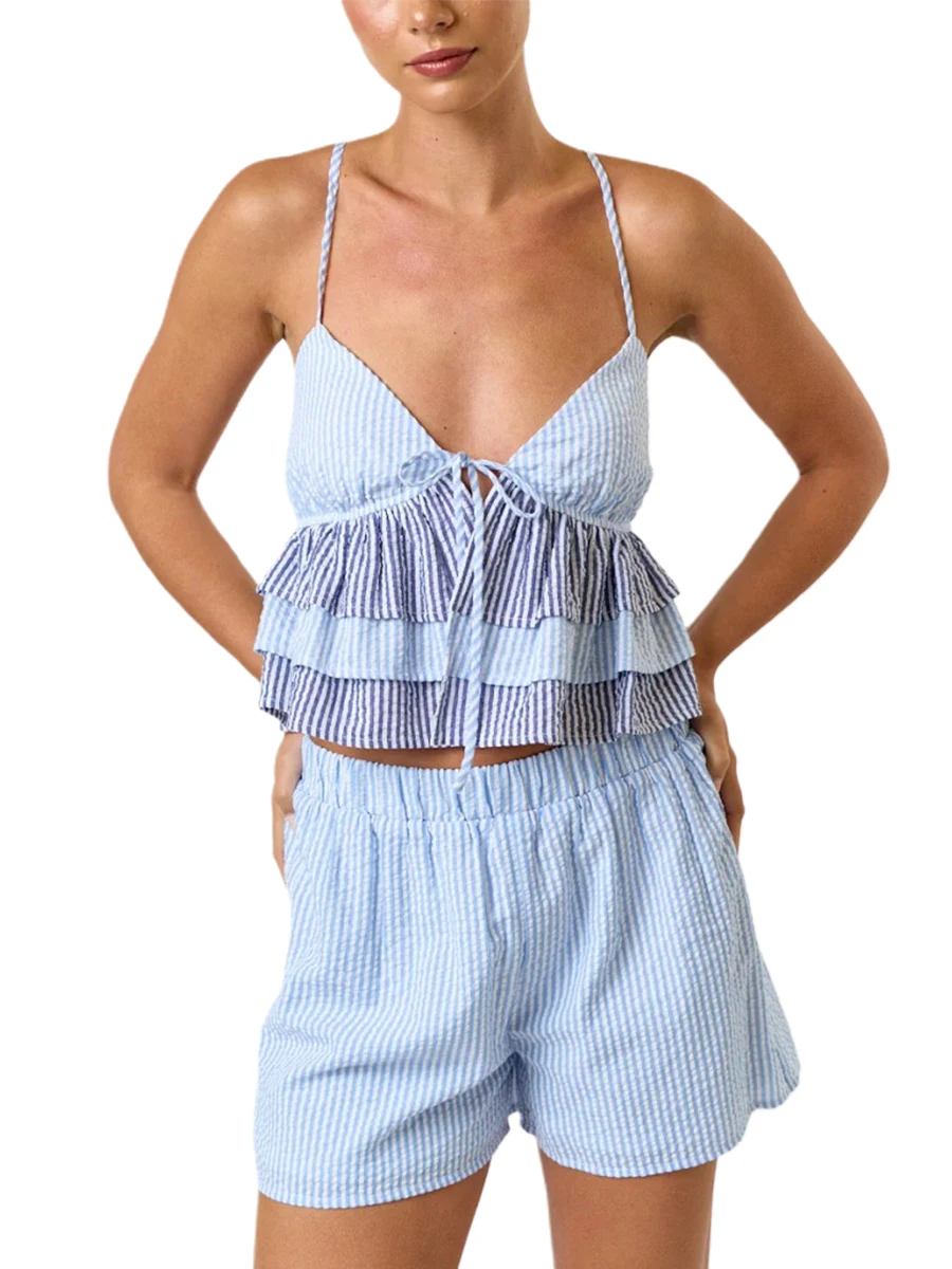 Женский летний наряд в полоску с глубоким V-образным вырезом на тонких бретельках