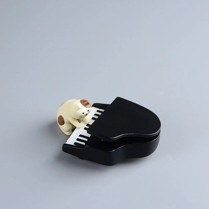 

Cute Cats Red Carpet Phonograph Resin Mini Figures Dollhouse Piano Home Decoration Musical Instrument Model Toys for Kids Gift