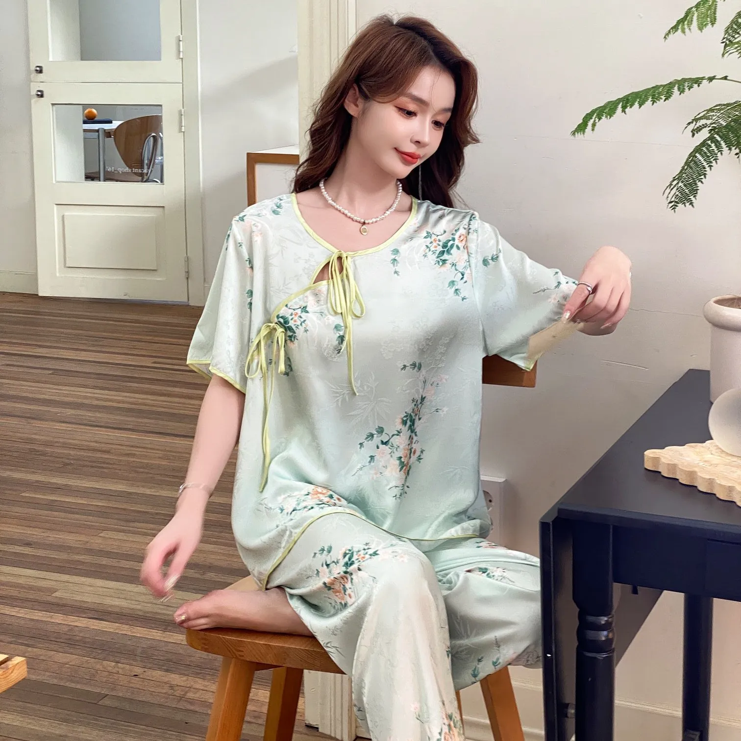 Костюм Пижамный женский атласный с принтом на весну-осень